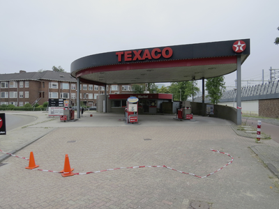 906442 Gezicht op het TEXACO-tankstation (Vondellaan 1) te Utrecht, dat gesloten is en gesloopt gaat worden.